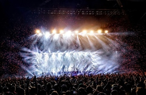 Concert électro-pop sur grand écran